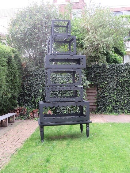 Buitenwerk van Frode Bolhuis in de tuin van Galerie Bart in Amsterdam