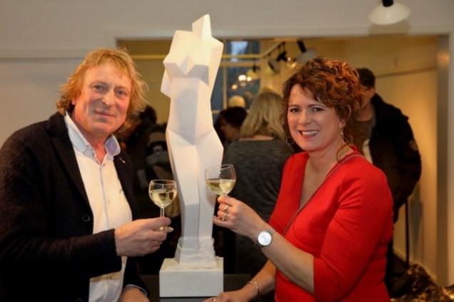 Frieda Waanders proost met collega-kunstenaar Ruurd Hallema