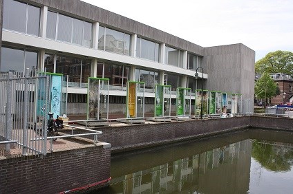 tijdens de opbouw van de telefooncellen